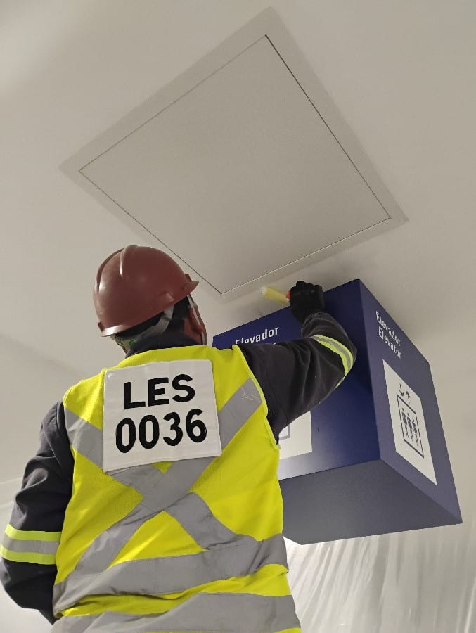Operador LES em serviço no acesso ao elevador do terminal