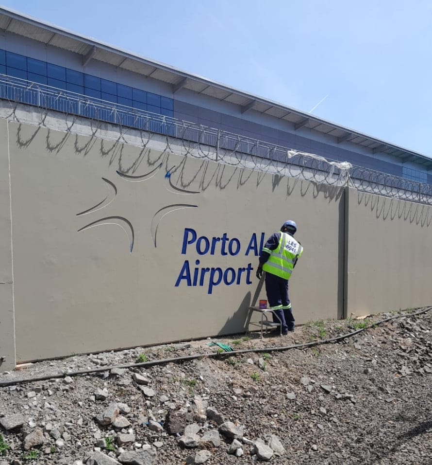 Operador LES em serviço no acesso externo do Porto Alegre Airport