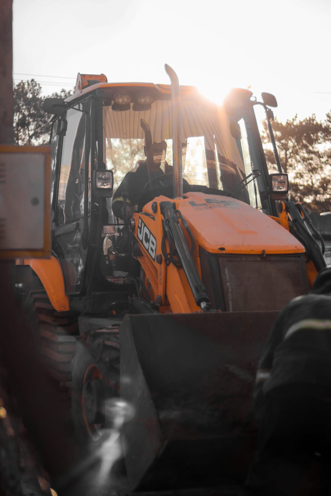 Retroescavadeira em obra na concessionária Scania