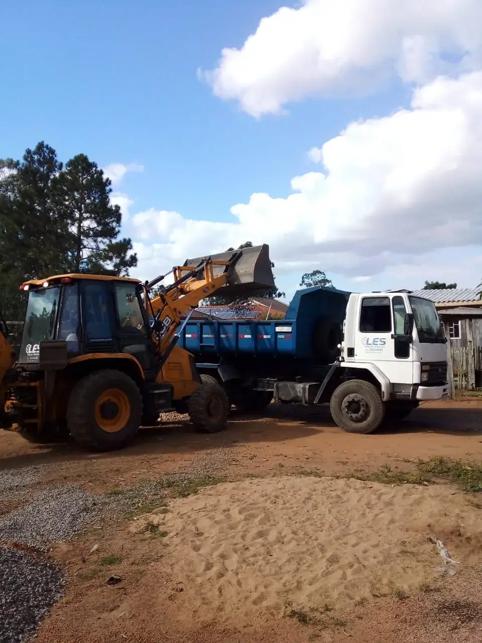 Caminhão munck em movimentação de carga