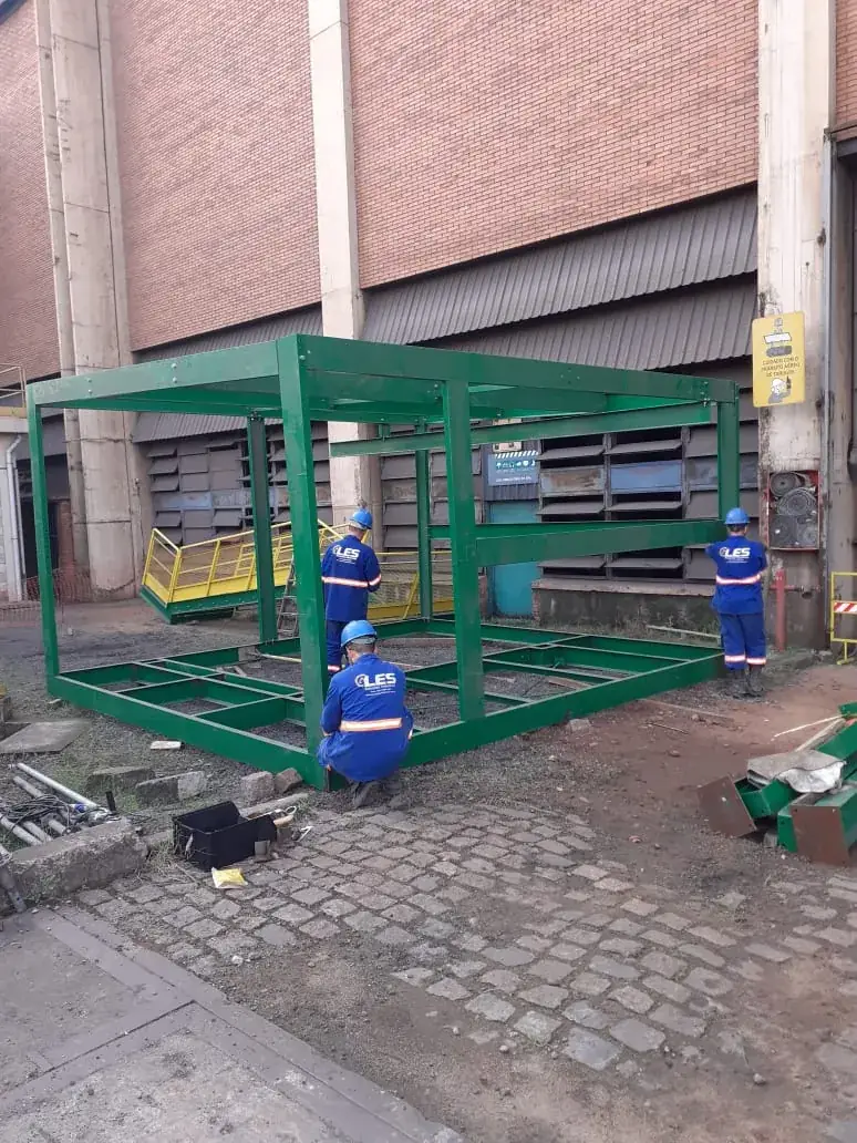 Manutenção em estrutura industrial