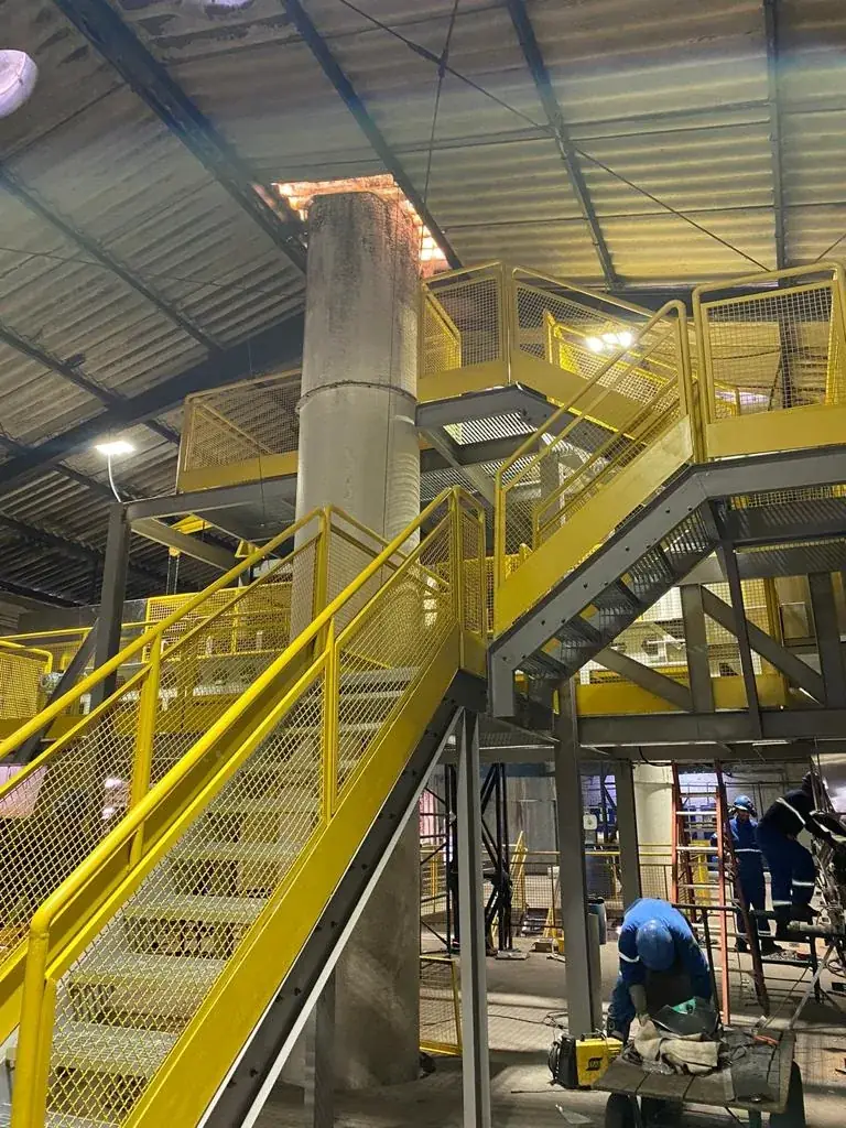Solda industrial em campo