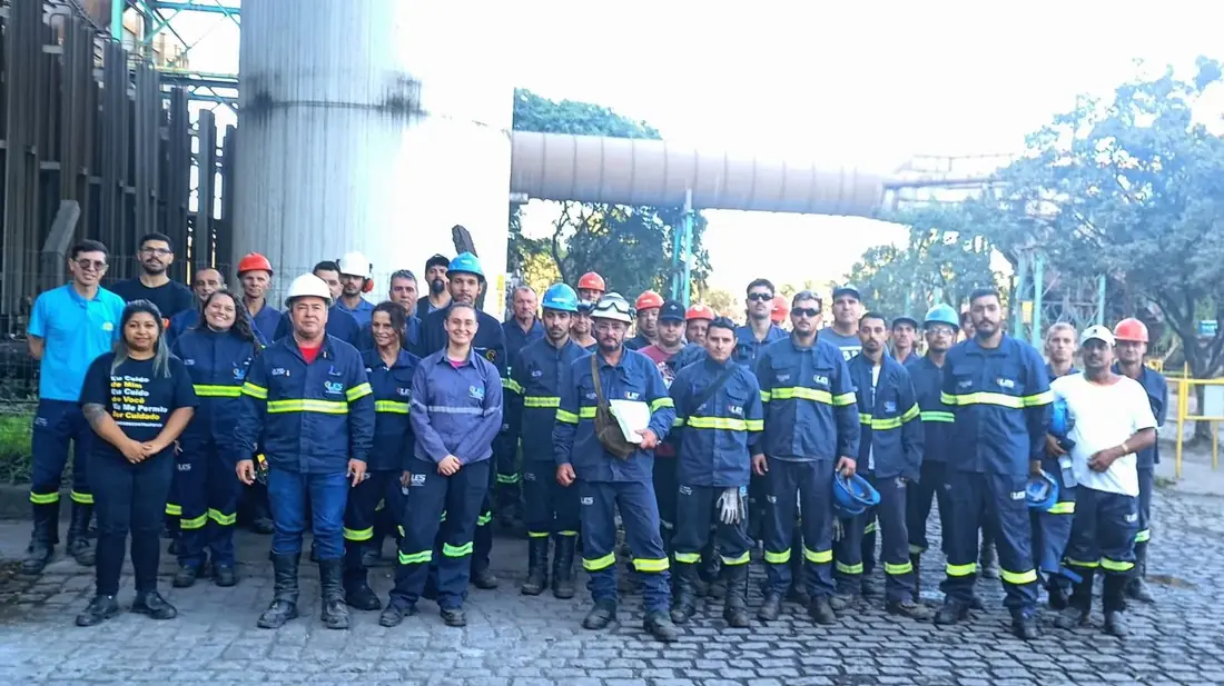 Equipe LES em manutenção